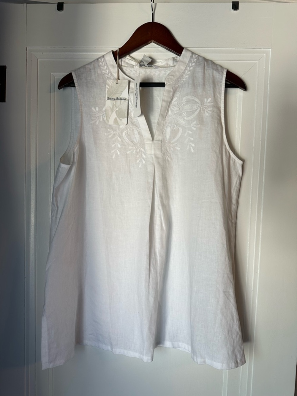 Tommy Bahama White Sleeveless Linen Embroidered V-Notch Top
